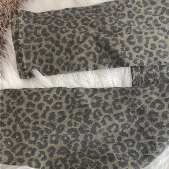 Indigo Rein
Juniors' Leopard-Print Cropped… - Picture 4 of 10